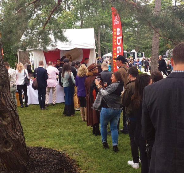 A lot of people waiting to taste Quesada's food